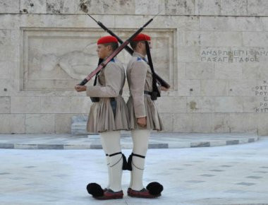 Κι όμως οι εύζωνοι έχουν δικό τους κώδικα επικοινωνίας! (φωτό)